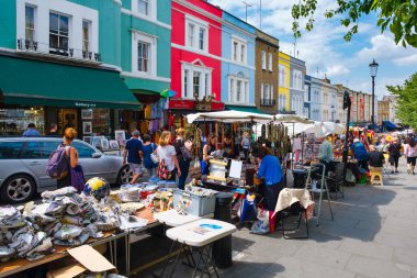 Londra'da ünlü Portobello Road sokak pazarı