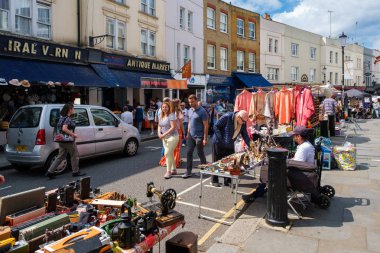 Londra'da ünlü Portobello Road sokak pazarı