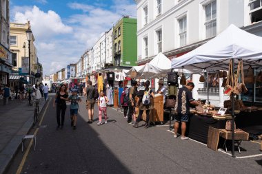 Londra'da ünlü Portobello Road sokak pazarı