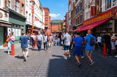 Güneşli bir yaz gününde Londra'da Chinatown