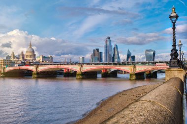 Gün batımında Londra'da Blackfriars Köprüsü