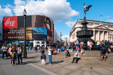Piccadilly Circus Londra'da bir yaz günü