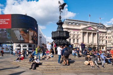 Piccadilly Circus Londra'da bir yaz günü