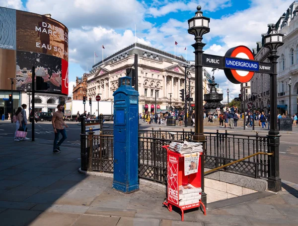 Piccadilly cirkusz Londonban egy nyári napon — Stock Fotó