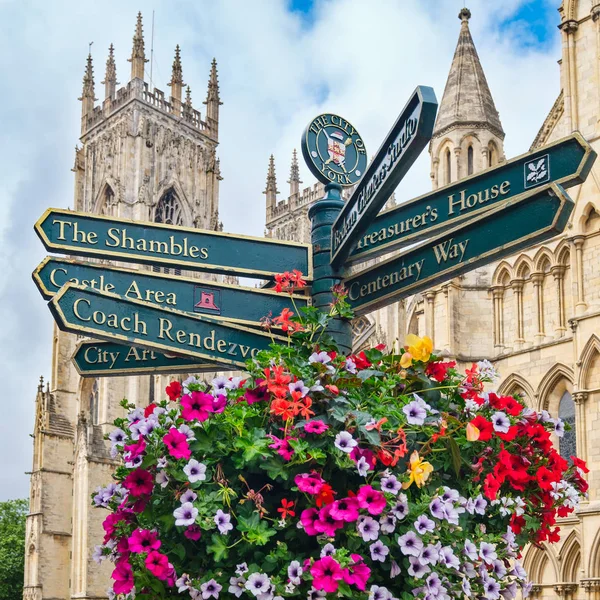 The York Minster and a sign with directions to landmarks in the city — 스톡 사진
