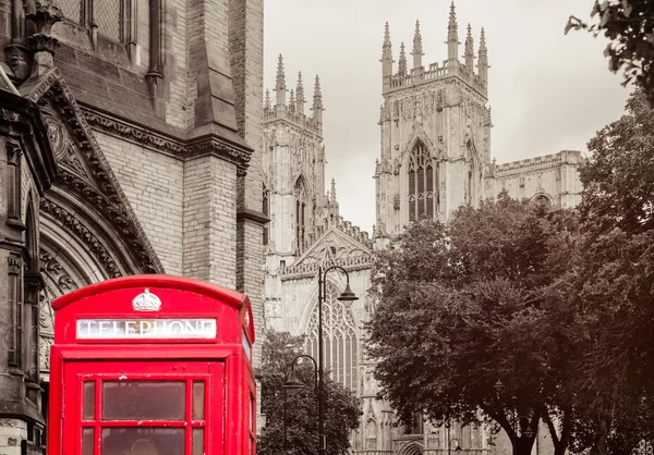 Gamla brittiska röd telefon monter med York Cathedral — Stockfoto