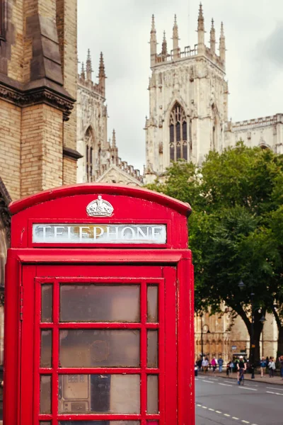 Stara brytyjska czerwona budka telefoniczna z katedrą York Cathedral — Zdjęcie stockowe