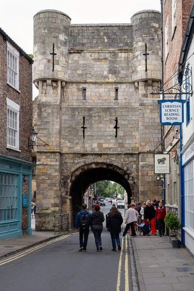 Stará věž u hradeb ve středověkém městě Yorku — Stock fotografie
