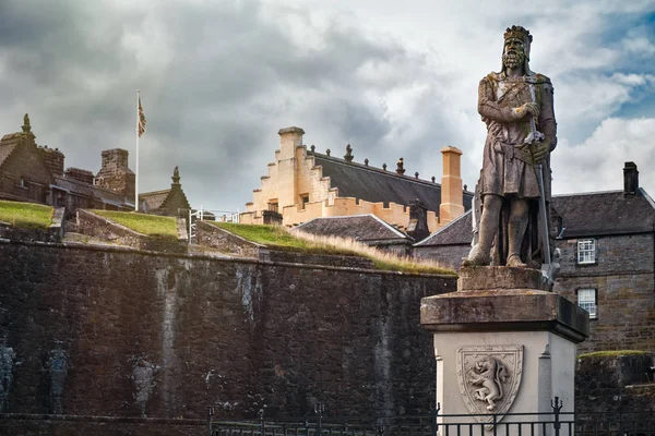 Starověká socha Roberta Bruce na hradě Stirling ve Skotsku — Stock fotografie