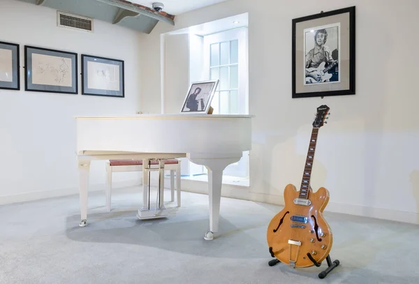 Piano usato per suonare Imagine e una chitarra di proprietà di John Lennon a — Foto Stock