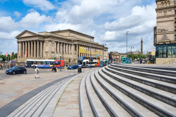 Street scene in Liverpool with a view of St George's Hall — Stock Photo, Image