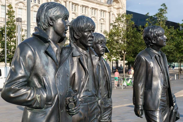 Liverpool 'daki dört Beatles' ın ikonik bronz heykelleri — Stok fotoğraf