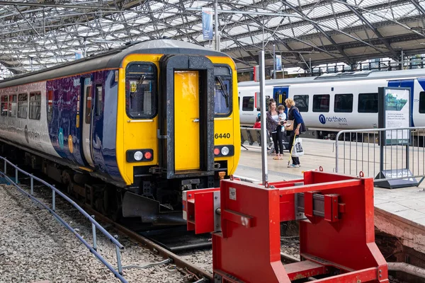 Trens Nas Plataformas Estação Ferroviária Liverpool Lime Street — Fotografia de Stock