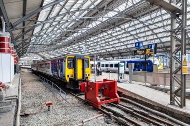 Liverpool Lime Caddesi tren istasyonunda trenler