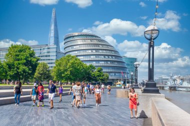 Yazın Londra 'da Belediye Binası ve Çömlek Manzarası