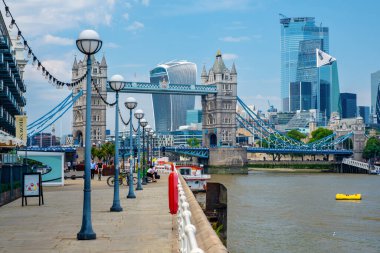 Londra 'da yaz mevsimi Tower Bridge ve City Skyline manzaralı.