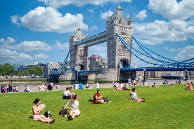 İnsanlar Londra 'daki Tower Bridge yakınlarında yazın keyfini çıkarıyorlar