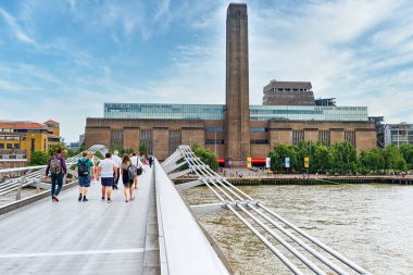 Milenyum Köprüsü ve Londra 'daki Tate Modern Müzesi.