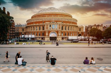 Londra 'da gün batımında Royal Albert Salonu