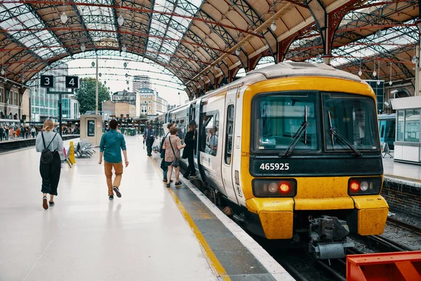 Tren Victoria Station Uno Los Sistemas Ferroviarios Más Grandes Londres —  Fotos de Stock