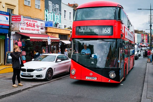 Londra Daki Camden Town Sokak Pazarında Çift Katlı Kırmızı Otobüs — Stok fotoğraf