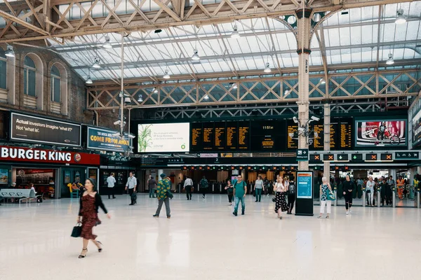 สถาน รถไฟ Charing Cross ในใจกลางลอนดอน — ภาพถ่ายสต็อก