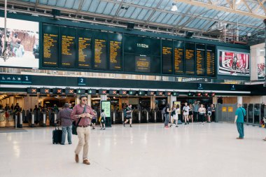Londra 'nın merkezindeki Charing Cross tren istasyonunda.