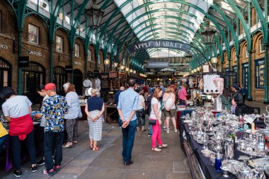 Apple Market, Londra 'daki ünlü Covet Garden Market' in içinde antika satıyor.