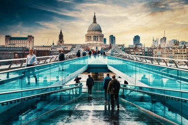 Günbatımında Londra 'daki Milenyum Köprüsü ve St. Paul Katedrali.