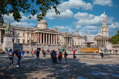 Trafalgar Meydanı ve Londra 'daki Ulusal Galeri Güzel bir yaz gününde