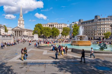 Güzel bir yaz gününde Londra 'da Trafalgar Meydanı