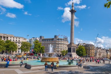 Trafalgar Meydanı ve Londra 'daki Nelson Sütunu Güzel bir yaz gününde