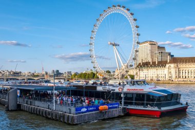 Westminster Köprüsü 'ndeki Thames Nehri tekne terminali. Southbank ve London Eye manzaralı.