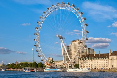 The Southbank ve The London Eye Güzel bir yaz gününde