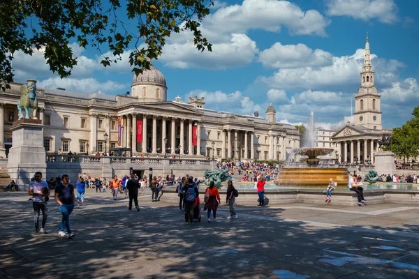美しい夏の日にロンドンのトラファルガー広場と国立美術館 — ストック写真
