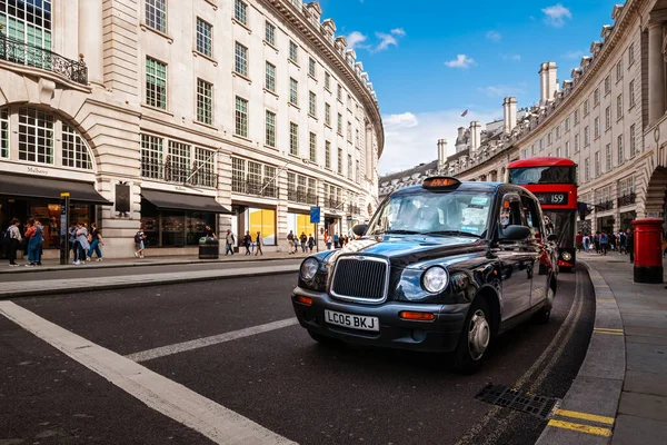 Τυπικό Μαύρο Ταξί Λονδίνου Στην Regent Street Ένα Διάσημο Ορόσημο — Φωτογραφία Αρχείου