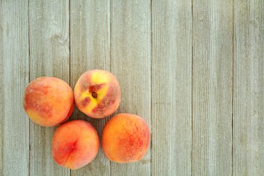 Taze organik kırmızı cenneti rustik ahşap arka plan düz lay metin doğal ışık bir çekim için yer ile şeftali