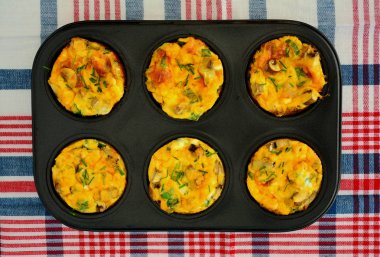 Doğal ışık yükü üzerinden Denver omlet kahvaltı muffins vurdu