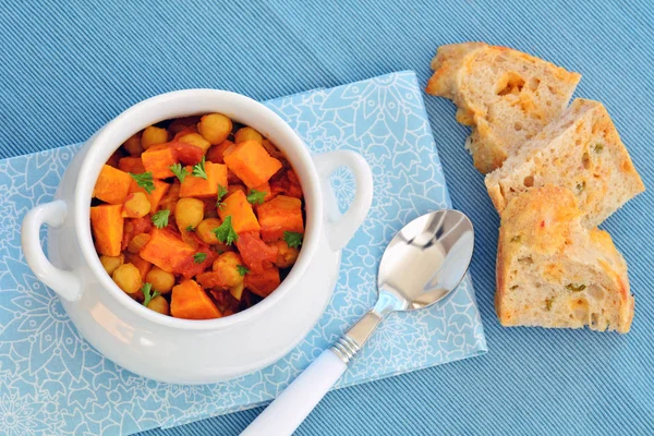 Yapımı Nohut Patates Köri Rustik Jalapeno Çedar Ekmek Soluk Mavi — Stok fotoğraf