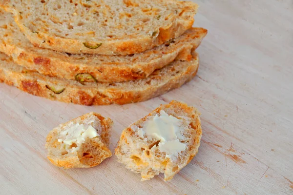 Rústico Caseiro Jalapeno Pimenta Cheddar Fatias Pão Com Manteiga Fundo — Fotografia de Stock