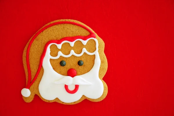 Dekorierter Weihnachtsmann Lebkuchen Auf Festlichem Roten Hintergrund Mit Platz Für — Stockfoto