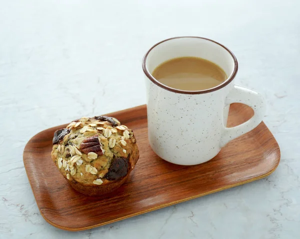 新鲜的热咖啡和山核桃燕麦巧克力松饼在小木托盘上 健康营养的小吃 — 图库照片