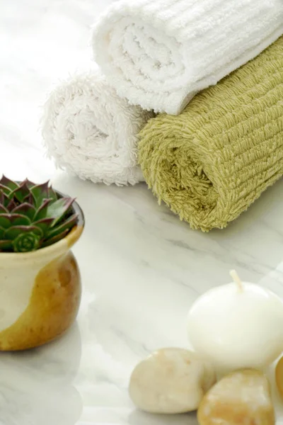 Spa Concept Met Handdoeken Plant Kaars Stenen Marmeren Achtergrond — Stockfoto