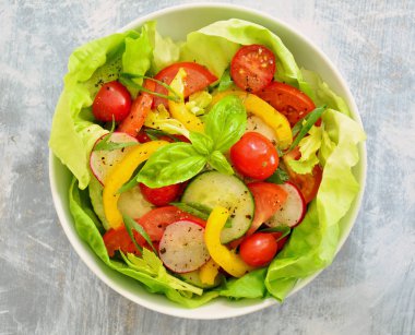 Domates salatalık turp biber salatası