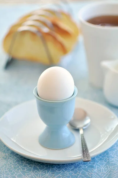 Boiled egg with toast and tea — Stock Photo, Image