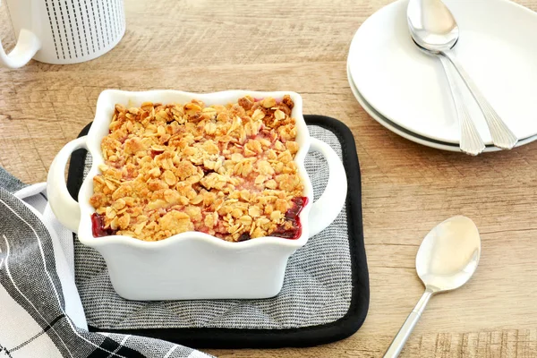 Raspberry blueberry crumble — Stock Photo, Image