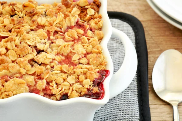 Raspberry blueberry crumble closeup — Stock Photo, Image