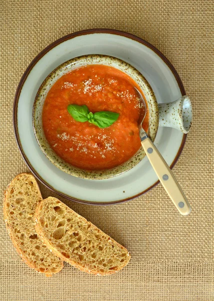 Sopa de manjericão de tomate zesty — Fotografia de Stock