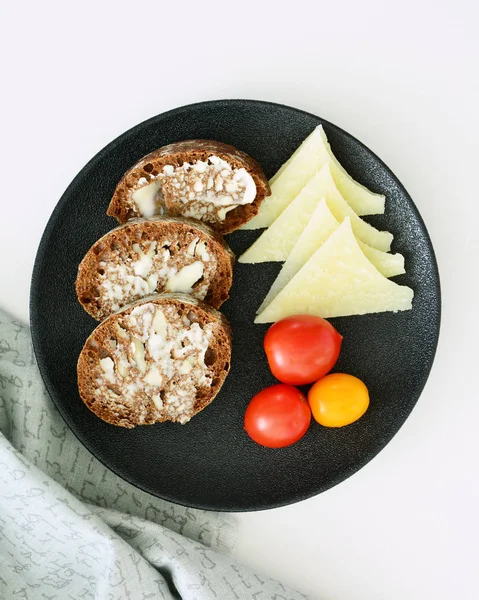 Imbiss mit Käse und Roggenbrot — Stockfoto