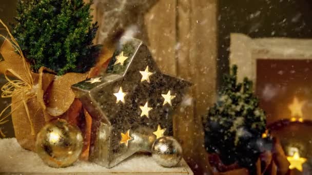 Filmagem Estrela Forma Decoração Dourada Com Luzes Dentro Neve Caindo — Vídeo de Stock